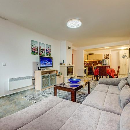 Bright And Spacious 2-Bdr Apartment With Balcony By Flat Mаnager Pamporovo Exterior photo